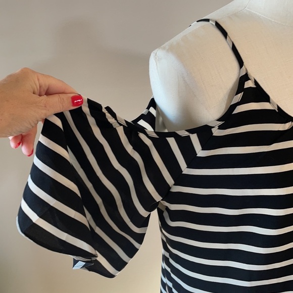 FRENCH CONNECTION Women’s cold shoulder drop sleeve dress. Size L stripes bk/wt - Picture 6 of 7